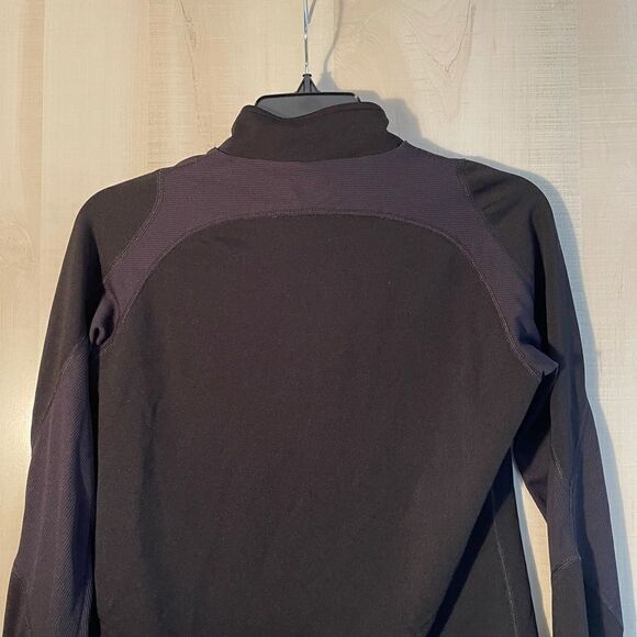 Under Armour black long sleeve top zipper pocket at wrist , size medium‎ - Picture 13 of 13